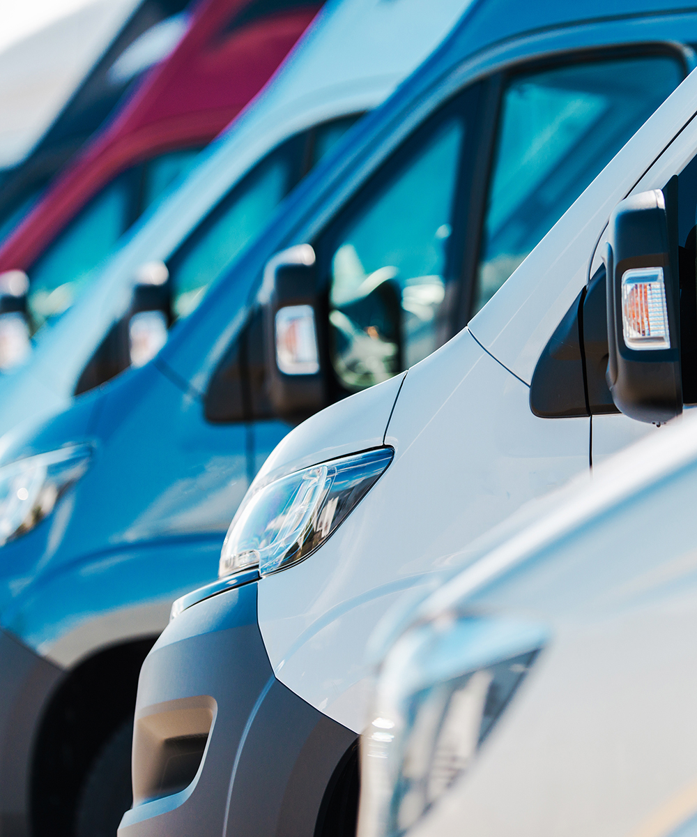 Una fila di veicoli commerciali disponibili per il noleggio a lungo termine presso RentUp Novara. Soluzioni dedicate ad aziende, artigiani e professionisti con furgoni da lavoro, canone fisso, assistenza inclusa e contratti personalizzati.