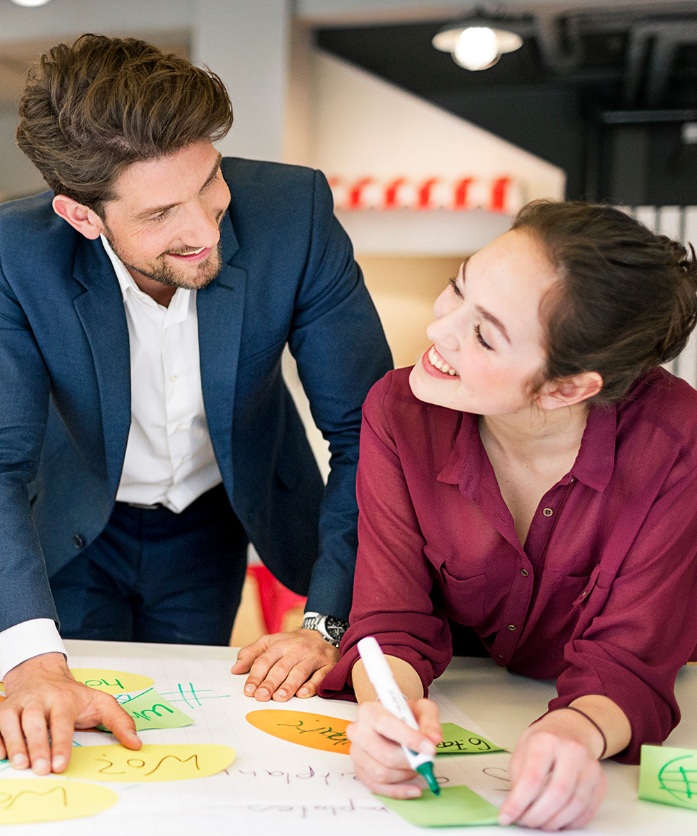 Il team RentUp Novara in riunione — consulenti di noleggio a lungo termine a Novara. Un consulente RentUp Novara illustra le soluzioni di noleggio a lungo termine a un cliente durante un incontro in ufficio. L'immagine rappresenta la consulenza personalizzata offerta a privati e aziende per scegliere l'auto o il veicolo più adatto, con preventivi su misura, canone fisso e assistenza dedicata.
