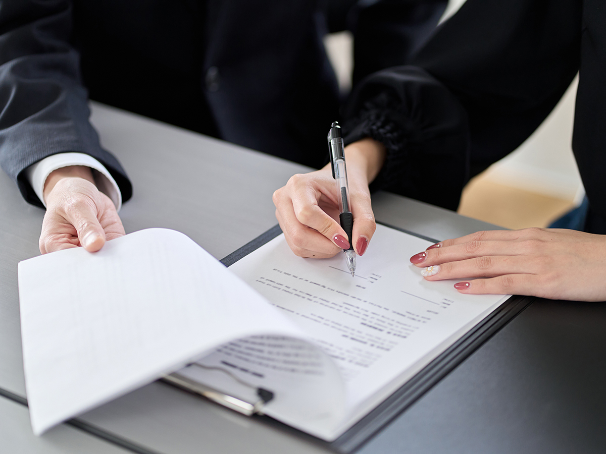 Cliente che firma il contratto di noleggio a lungo termine insieme al consulente di Rentup Novara