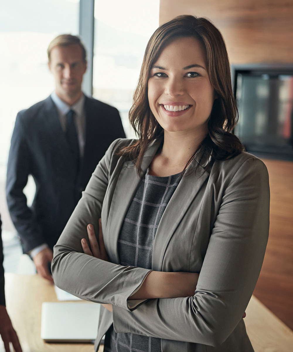 Una consulente RentUp Novara, sorridente e con le braccia conserte, accoglie i clienti per offrire soluzioni di noleggio dedicate alle flotte aziendali. Consulenza personalizzata per imprese, professionisti e partite IVA con contratti su misura, assistenza dedicata e gestione semplificata della mobilità aziendale per noleggio flotte aziendali e auto