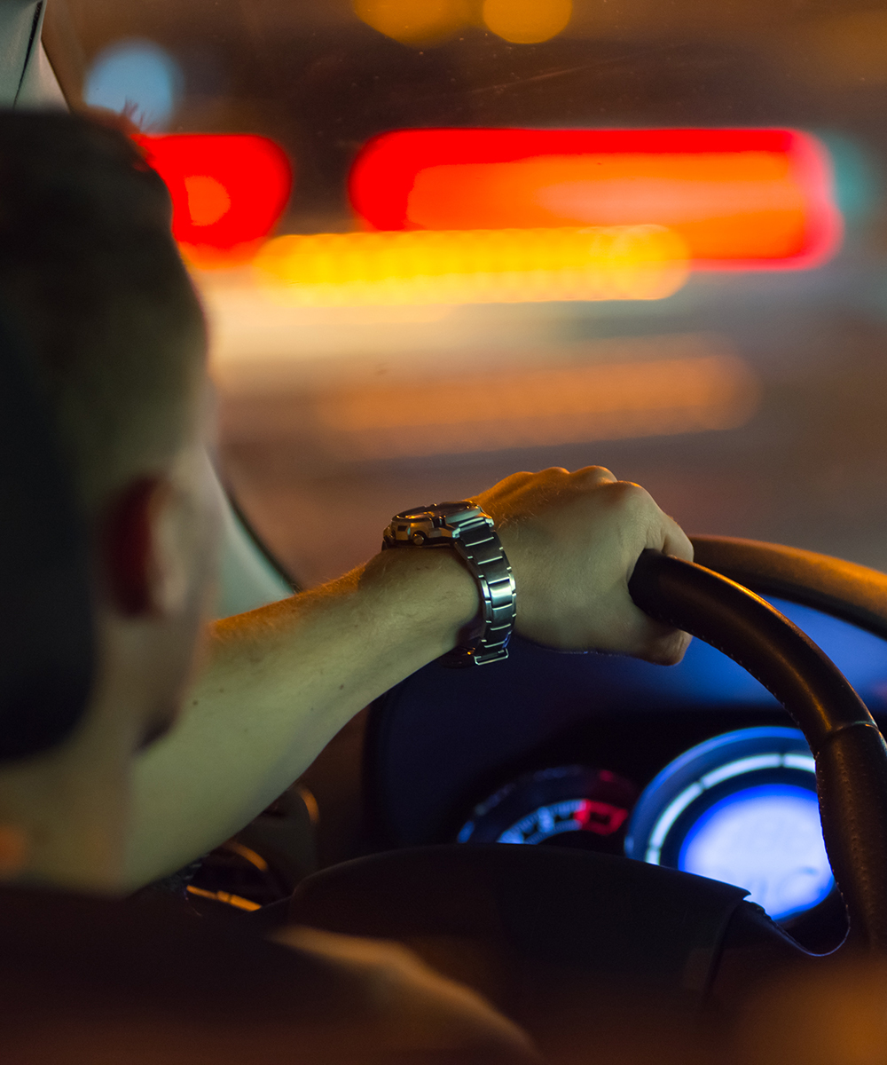 Un cliente guida un'auto in totale tranquillità grazie ai servizi di noleggio a lungo termine RentUp Novara. L'immagine rappresenta una mobilità semplice, sicura e senza pensieri, con assistenza dedicata e canone fisso.